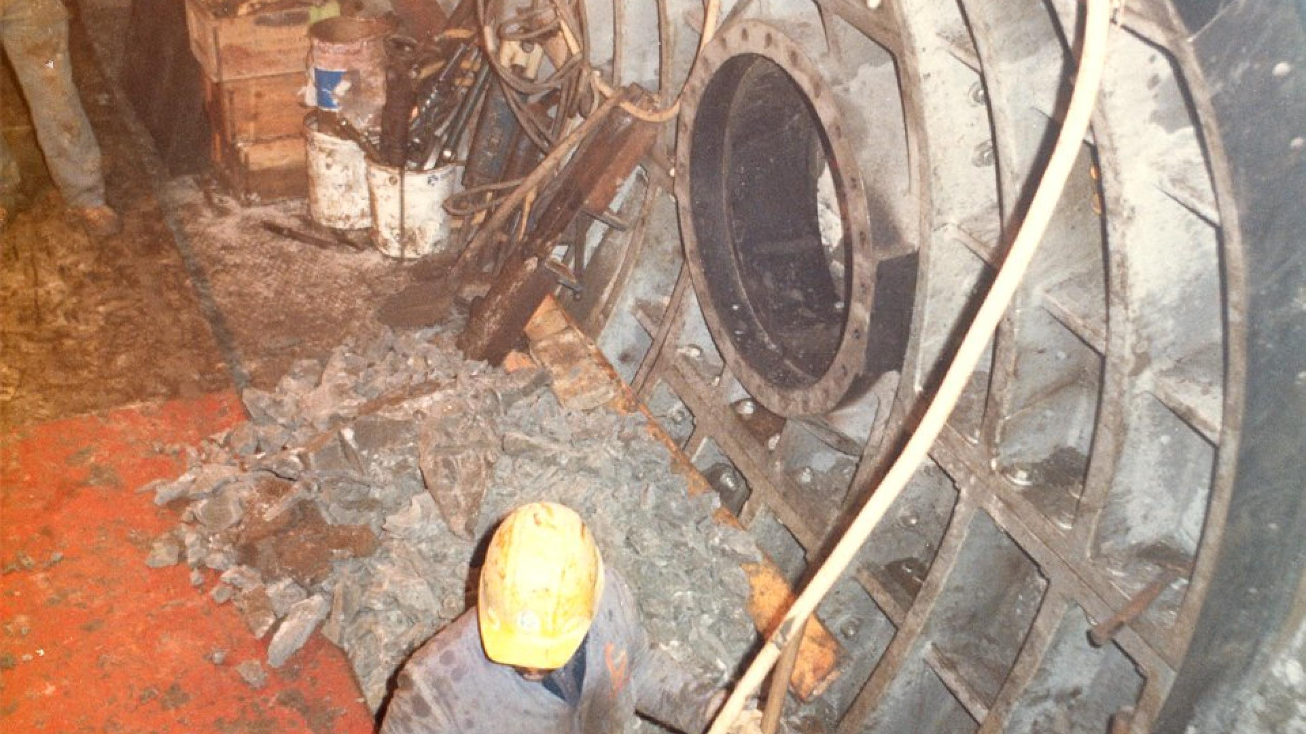 manual excavation of the gallery
